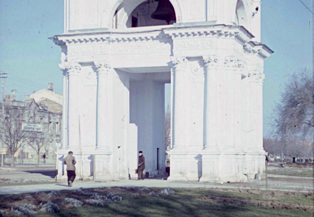 1943 год. Слева виден уцелевший фасад Консистории.