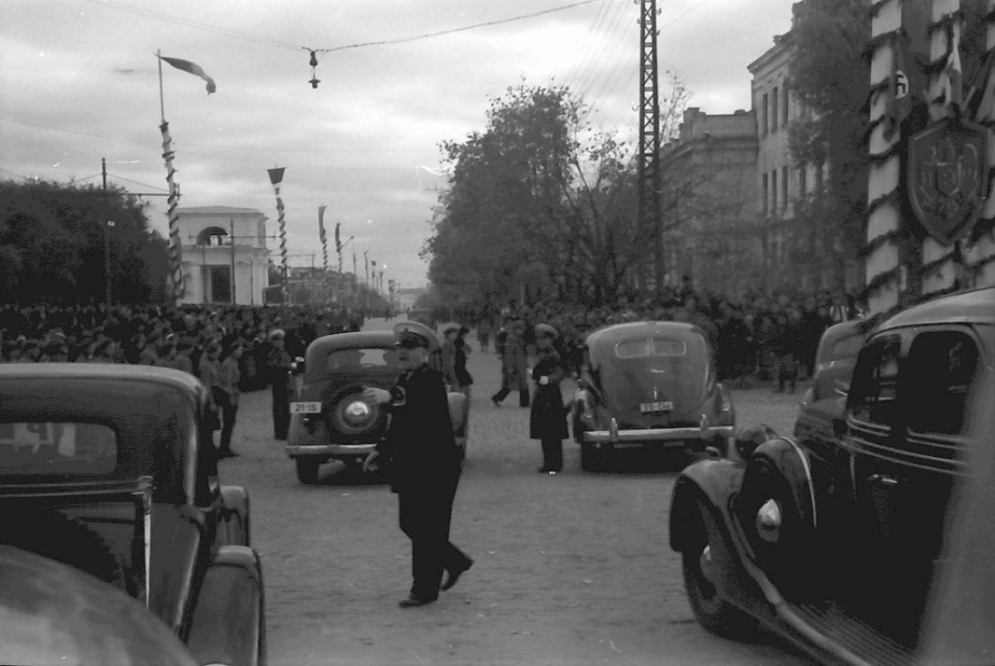 Кишинев Со стороны нынешней ул. Бэнулеску-Бодони. Видны Семинария и Консистория. Фотография 1942 года