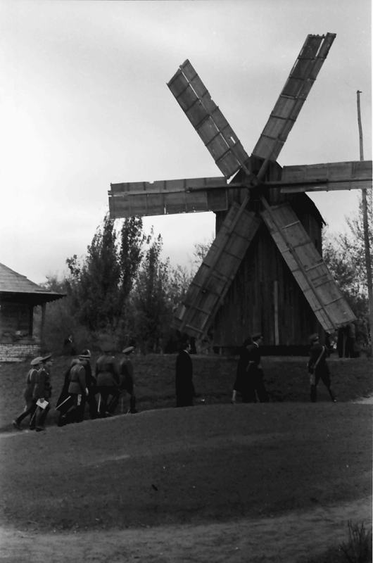 Деревянная ветряная мельница - один из экспонатов Музея Села.