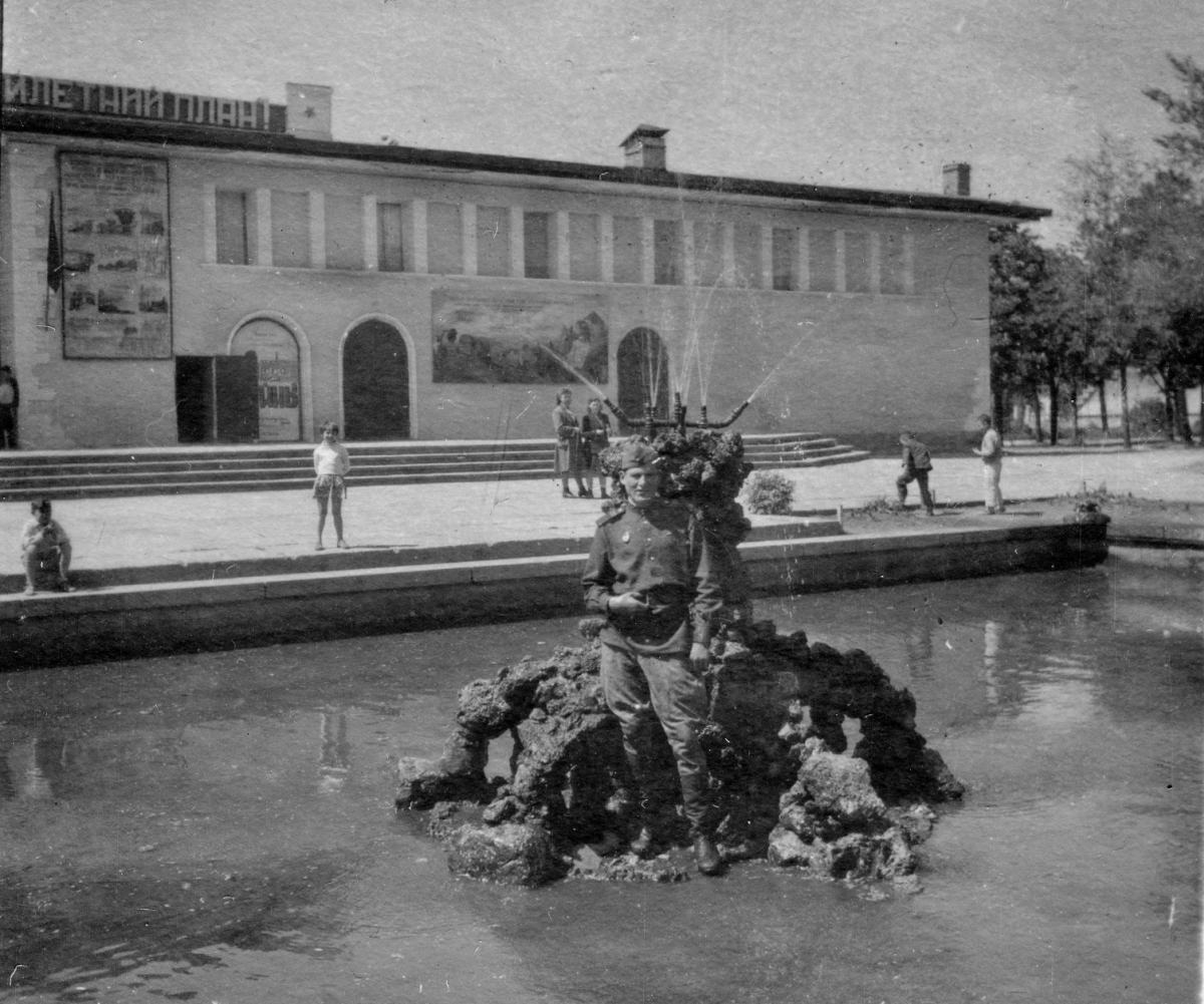 Кинотеатр "Родина" - бывший павильон Губернаторства Бессарабии. Фотография 1947 года.