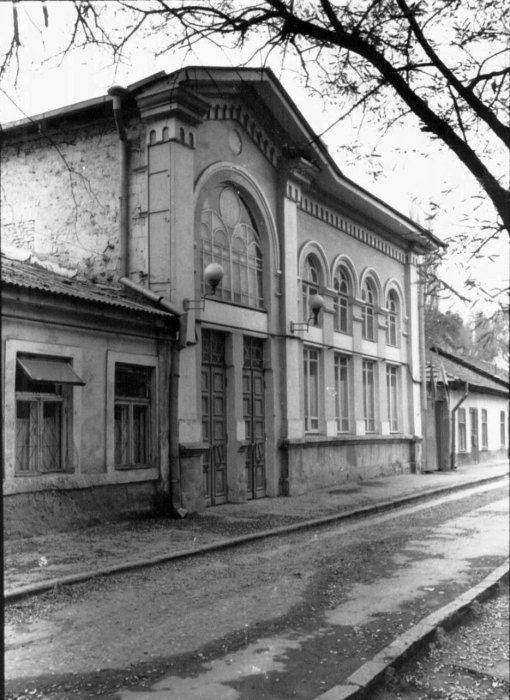 Бывшая Синагога стекольщиков и переплётчиков (Глэйзерс Шул), улица Хабад Любавич, 8 (бывший Якимовский переулок, 8). Здание 1888-го года постройки. Было повреждено во время войны и восстановлено в 46-м году на средства общины. Являлась единственной действующей Синагогой в советские времена. В примыкающем здании по Якимовскому пер. 10 в старину находилась Мацепекарня. С 1990 года в Синагоге находится община Любавических хасидов (Хабад Любавич).