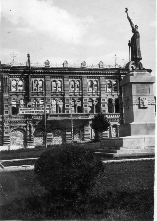 Памятник Штефану чел Маре на новом месте у Митрополии (1942-1944 гг). Фотография из коллекции Юрие Кожокару.