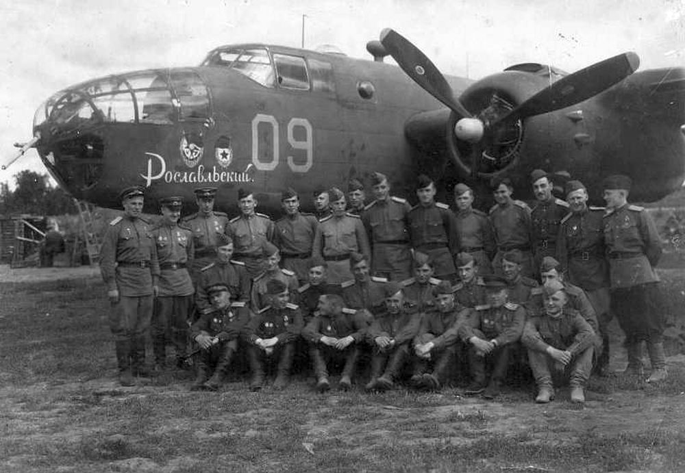 Бомбардировщик B-25D-30 Рославльского 13 ГАП ДД в 1944. (wio.ru)