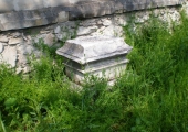 Обломок надгробного памятника